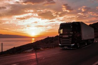 Výrobce nákladních automobilů Scania si do roku 2030 klade za cíl uhlíkovou neutralitu