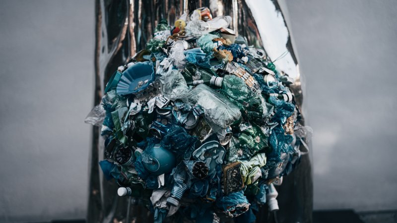 Kov, plast, sklo, nebo bioplast? A jaké jsou skryté nevýhody těchto materiálů? (1/2) Kov, plast, sklo, nebo bioplast? A jaké jsou skryté nevýhody těchto materiálů? (1/2)