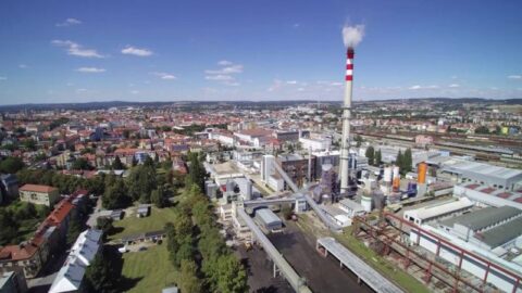 Fosilní paliva v Teplárně České Budějovice končí, pomoci má kotel na dřevní štěpku