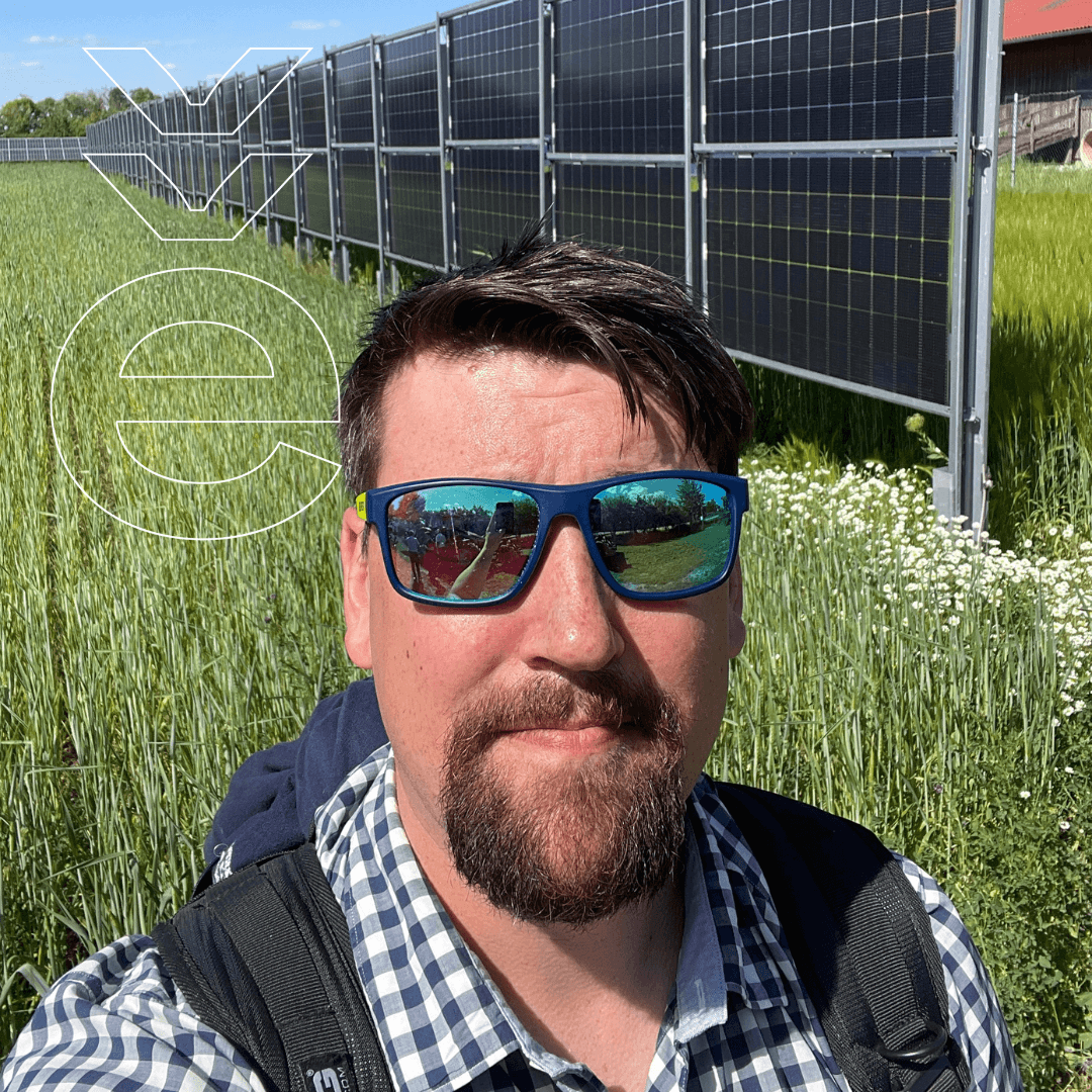 Agrovoltaika může mít dvě tváře - západní a východní na vertikálních panelech! Agrovoltaika může mít dvě tváře - západní a východní na vertikálních panelech!