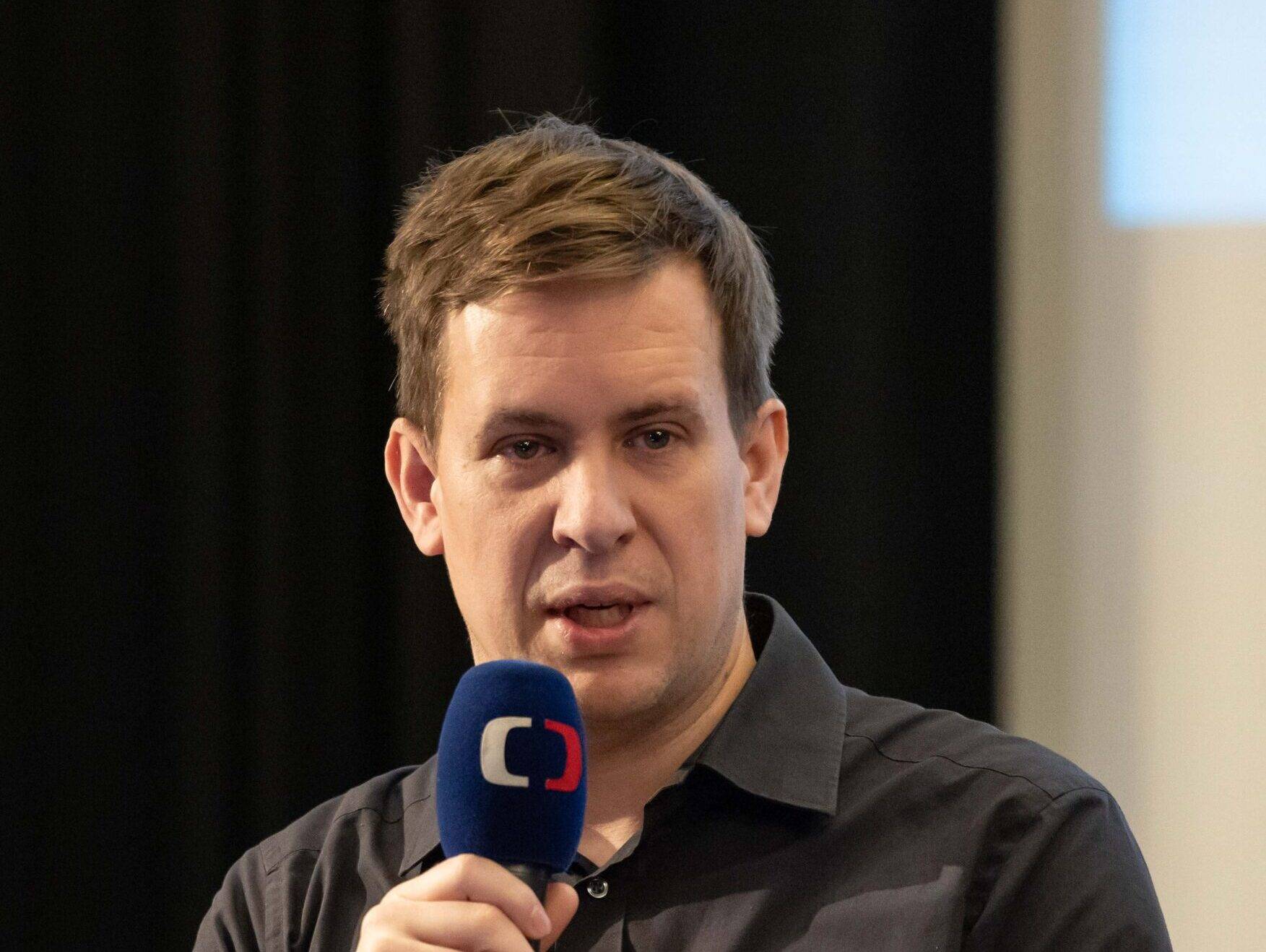 Víme, že pokoj hoří a musíme pryč, ale bojíme se proběhnout kouřem Víme, že pokoj hoří a musíme pryč, ale bojíme se proběhnout kouřem