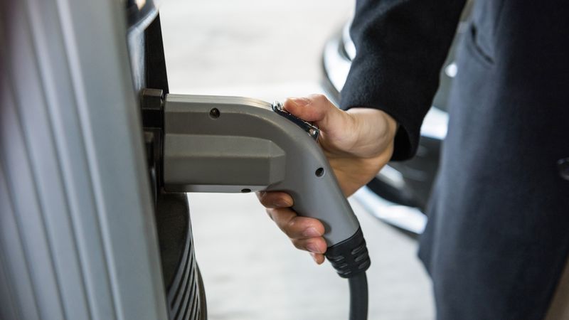 Ceny baterií padají. Elektromobily mohou dohnat ceny spalováků už za tři roky Ceny baterií padají. Elektromobily mohou dohnat ceny spalováků už za tři roky