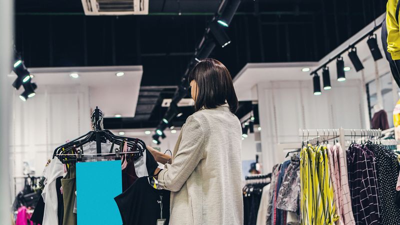 Fast fashion se vymkla kontrole. Influenceři za její propagaci dostávají „bídu" Fast fashion se vymkla kontrole. Influenceři za její propagaci dostávají „bídu"