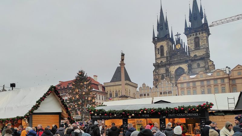 Pražské vánoční trhy a udržitelnost: O krok blíž k ekologii, ale stále daleko Pražské vánoční trhy a udržitelnost: O krok blíž k ekologii, ale stále daleko