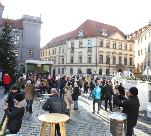 Praha zahájila charitativní vánoční trhy na Mariánském náměstí. Potrvají až do 6. ledna 2025 Praha zahájila charitativní vánoční trhy na Mariánském náměstí. Potrvají až do 6. ledna 2025