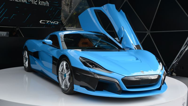 Clarkson zůstal jako kůl v plotě. Elektromobilům už po Mayovi fandí i třetí hvězda Top Gearu Hammond Clarkson zůstal jako kůl v plotě. Elektromobilům už po Mayovi fandí i třetí hvězda Top Gearu Hammond