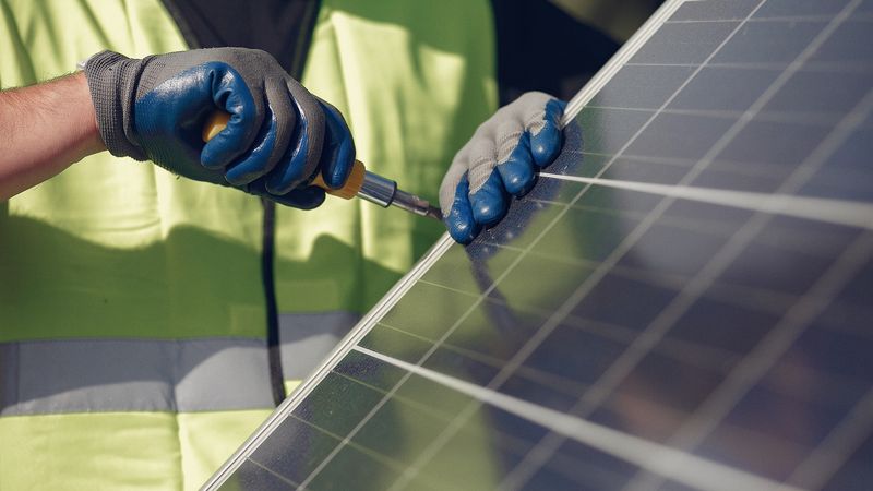 Silná shoda napříč celým senátem vrátila novelu Lex OZE III do sněmovny. Ta má nyní šanci stabilizovat českou energetiku Silná shoda napříč celým senátem vrátila novelu Lex OZE III do sněmovny. Ta má nyní šanci stabilizovat českou energetiku