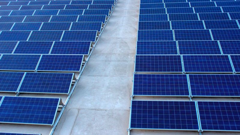 Francouzi spojili fotovoltaiku s AI a naučili solární panely tančit Francouzi spojili fotovoltaiku s AI a naučili solární panely tančit