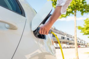 Pouze 29 % Čechů si myslí, že je důležité u nás přejít na elektromobily. Globální průměr přitom dosahuje 58 % Pouze 29 % Čechů si myslí, že je důležité u nás přejít na elektromobily. Globální průměr přitom dosahuje 58 %