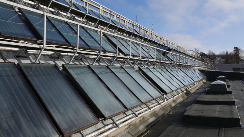 Se solárním ohřevem experimentovali už komunisté. Fototermika na tachovském bazénu topí dodnes Se solárním ohřevem experimentovali už komunisté. Fototermika na tachovském bazénu topí dodnes