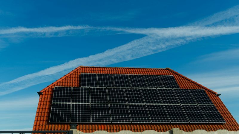 Opravdu solární panely oteplují střechy? Český fyzik vyvrací zažité mýty o fotovoltaice Opravdu solární panely oteplují střechy? Český fyzik vyvrací zažité mýty o fotovoltaice