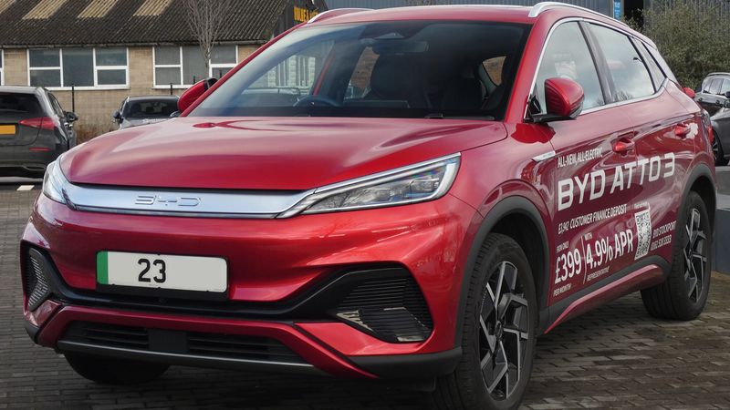 Spalováky přišly o poslední výhodu. BYD představil nabíječku, která „tankuje“ rychlostí benzínky Spalováky přišly o poslední výhodu. BYD představil nabíječku, která „tankuje“ rychlostí benzínky