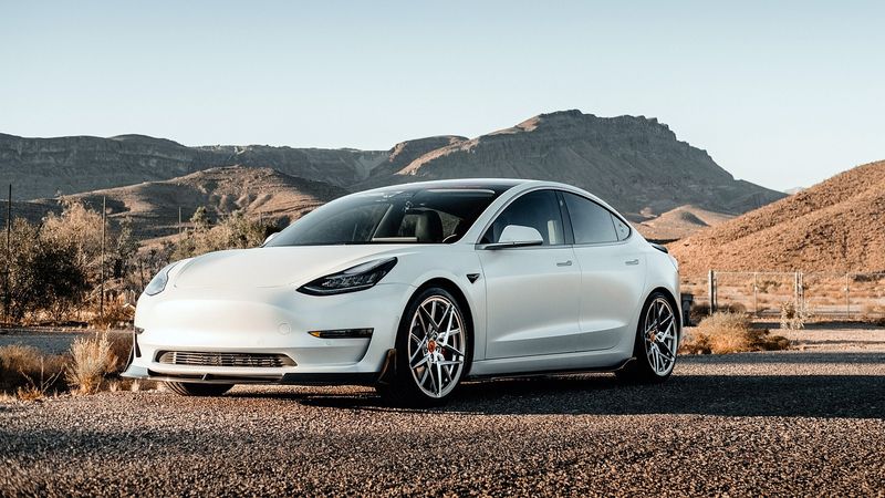 Jako z animáku: Tesla nepoznala nakreslenou silnici a narazila do zdi Jako z animáku: Tesla nepoznala nakreslenou silnici a narazila do zdi
