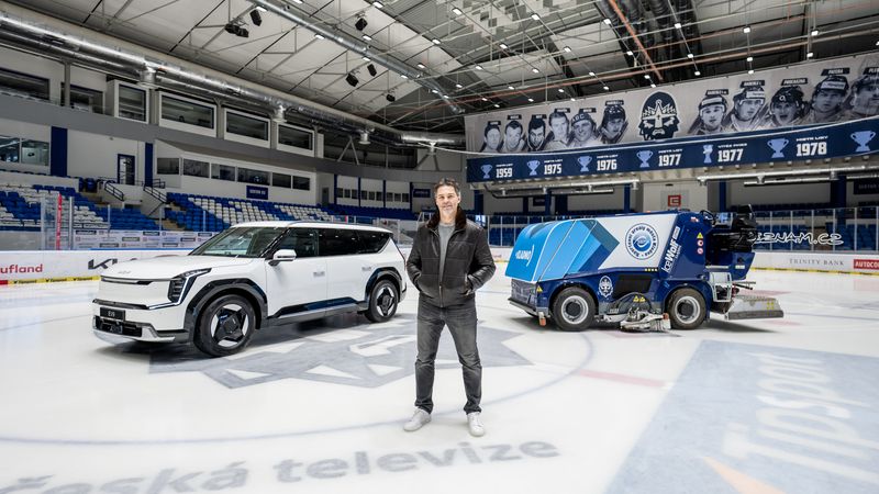 Jágr vyměnil americké sporťáky za elektromobil. Pochvaluje si klídek a pohodu Jágr vyměnil americké sporťáky za elektromobil. Pochvaluje si klídek a pohodu