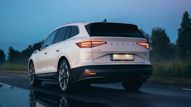 Zájem o elektromobilitu v Česku stoupá. U zákazníků vede Elroq a Enyaq