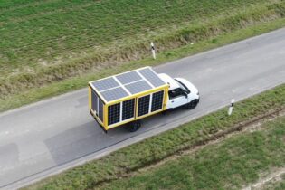 Solární panely na střeše auta? Funguje to, dodávka dojede o třetinu dál