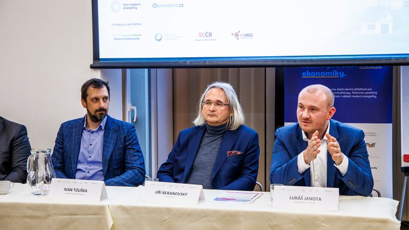Komunitní energetika nejsou jen soláry na chatě. Bez plánování ale může skončit fiaskem Komunitní energetika nejsou jen soláry na chatě. Bez plánování ale může skončit fiaskem