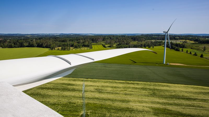 Foto: Výprava na střechu české energetiky. Větrné elektrárny si umí poradit i s bouřkou
