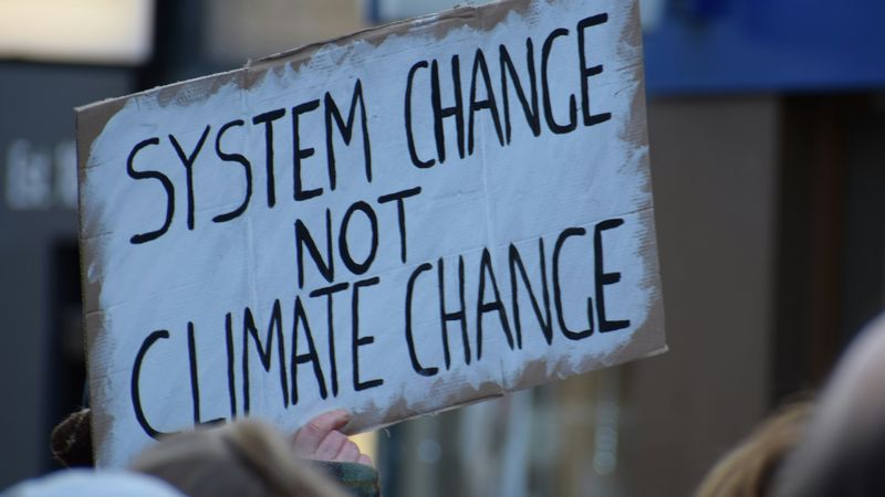Jednotlivec nic nezmění, klimatická krize se musí řešit systémově, vyzývají odborníci Jednotlivec nic nezmění, klimatická krize se musí řešit systémově, vyzývají odborníci