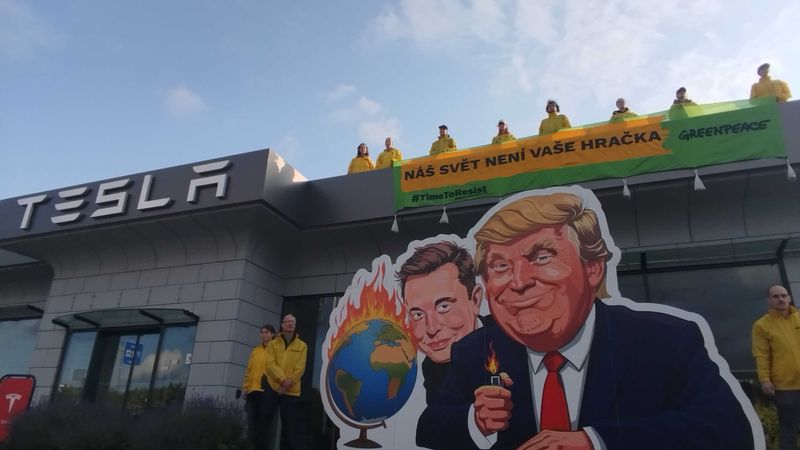 Aktivisté z Greenpeace obsadili střechu pražské pobočky Tesly. Upozornili na roli miliardářů v ničení planety Aktivisté z Greenpeace obsadili střechu pražské pobočky Tesly. Upozornili na roli miliardářů v ničení planety