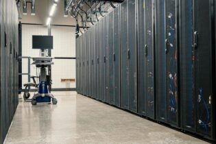 Baterie při blackoutu zachránily fabriky, nemocnice i lednice běžných domácností