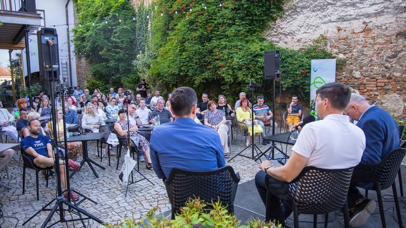 Tisíce lidí debatovalo o zelené budoucnosti. Pro moderní Česko ukázalo zájem regionů Tisíce lidí debatovalo o zelené budoucnosti. Pro moderní Česko ukázalo zájem regionů