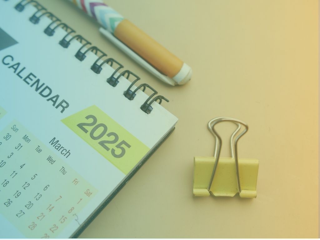Přehled témat měsíce v roce 2025