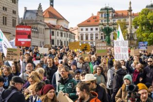 Fotoreportáž: Proti Motoristům v čele životního prostředí protestovalo přes pět tisíc lidí