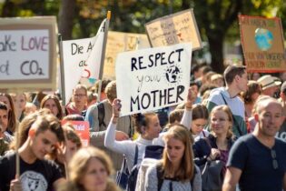 Bít na poplach. Klimatické a občanské iniciativy svolávají demonstraci