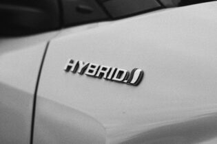 Firemní flotila z hybridů řidiče děsila. První rok přišel nárůst spotřeby