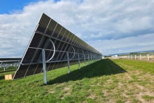 Soláry nad obilím? Jedno pšeničné pole vyrobí 22 GWh elektřiny ročně Soláry nad obilím? Jedno pšeničné pole vyrobí 22 GWh elektřiny ročně