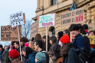 Fotoreportáž: Studenti naplnili ulice, demonstrovali proti Motoristům na životním prostředí Fotoreportáž: Studenti naplnili ulice, demonstrovali proti Motoristům na životním prostředí