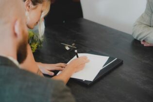 Zneužívají strach a nevědomost. Jak se vyhnout energošmejdům? Zneužívají strach a nevědomost. Jak se vyhnout energošmejdům?