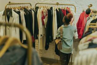Druhá šance pro módu: nejlepší místa, kde nakoupit i darovat udržitelně Druhá šance pro módu: nejlepší místa, kde nakoupit i darovat udržitelně