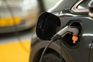 Elektromobily jsou na vzestupu i bez dotací. Loni jich přibylo 21 tisíc