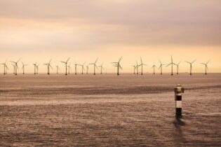 EU poprvé vyrobila víc čisté než fosilní elektřiny. Vítr a slunce předběhly uhlí i plyn