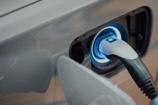 Konec parkování zdarma, elektromobily v Praze od dneška platí Konec parkování zdarma, elektromobily v Praze od dneška platí