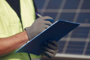 Levná fotovoltaika skončí. Čína mění pravidla hry, trh se vrací k realitě