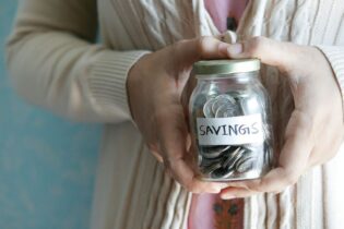 Po lednovém výkyvu ceny energií znovu klesají. Dodavatelé upravují ceníky