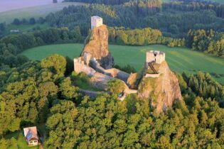 Kilometry betonu s výhledem na Trosky. Protne Český ráj nová autostráda?