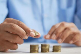 Sázka na lopaty a krumpáče se vyplatila. Český fond dosáhl miliardy korun jen za pět měsíců